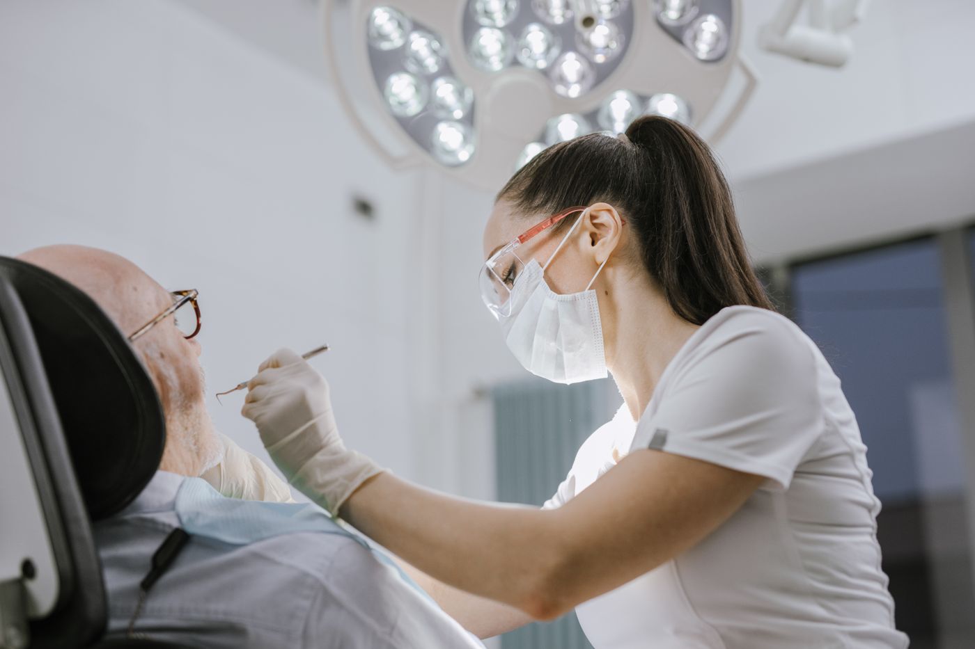Dentista atendiendo a un paciente