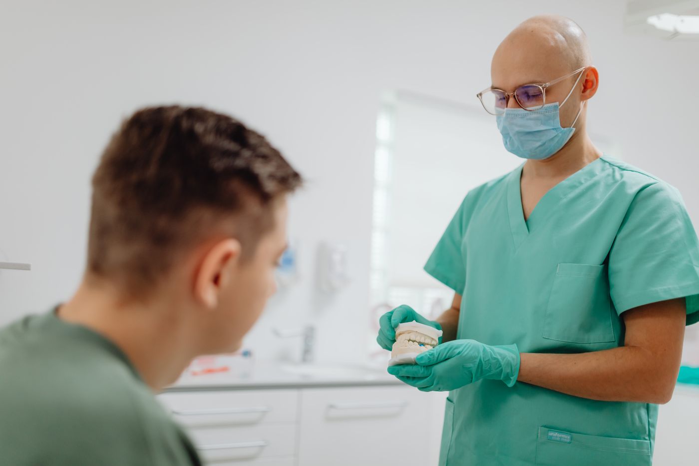 Dentista explicando un tratamiento