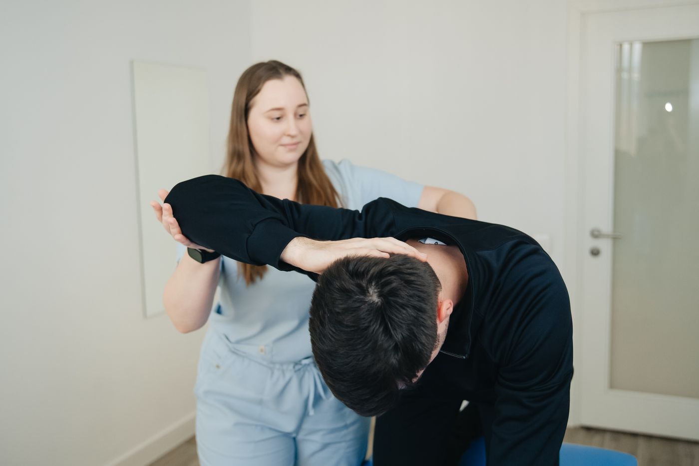 Fisioterapeuta ayudando a un paciente con un estiramiento